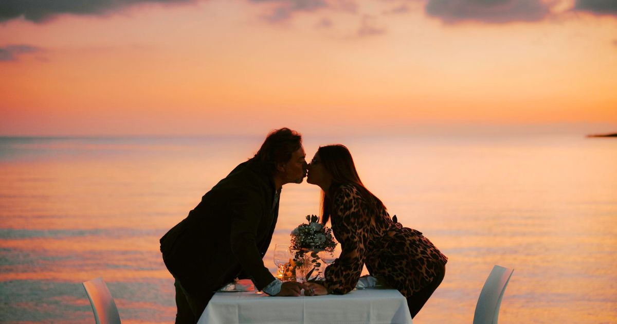 Prenota ora la tua Cena di San Valentino, soavemente accompagnata dalla voce di Martina Lecce e dalla chitarra di Angelo Fischetti (8Strings). Ma non è tutto! Potrai partecipare al sorteggio per vincere un weekend romantico in una delle più lussuose spa della Puglia.  